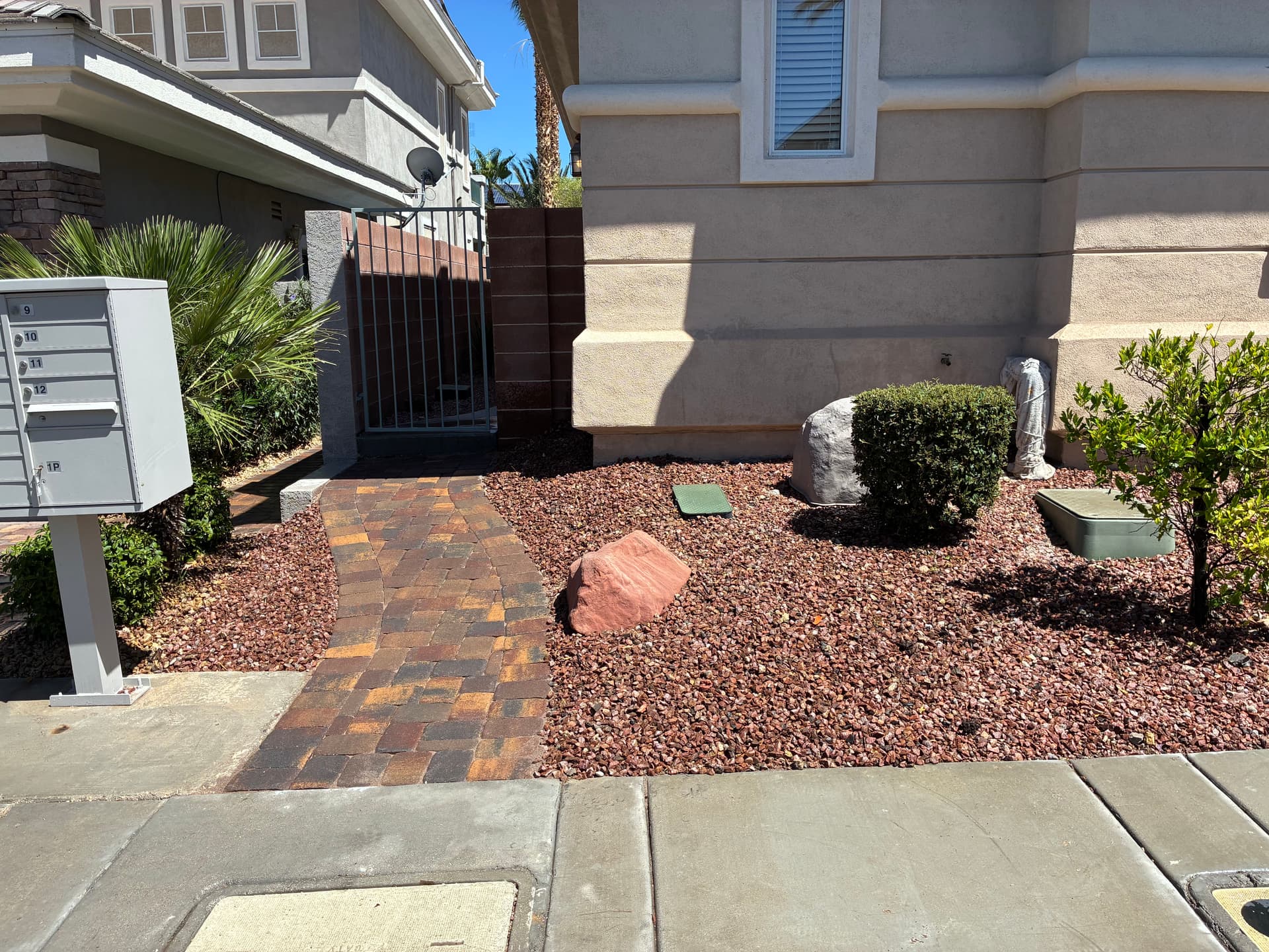 Gallery photos for Stone Paver Pathway That Makes Your Entryway Work: Image #1